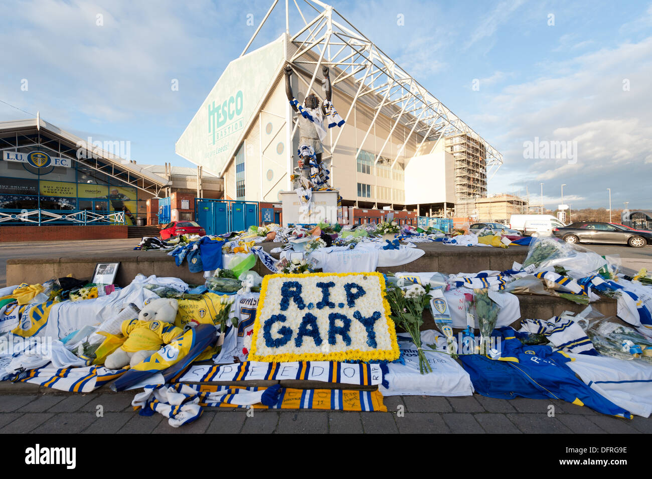 29.11.2011 Wales ein temporäres Denkmal außerhalb der Erde nach Fans ehemaligen Spieler trauern und aktuelle Manager Gary Speed. Stockfoto