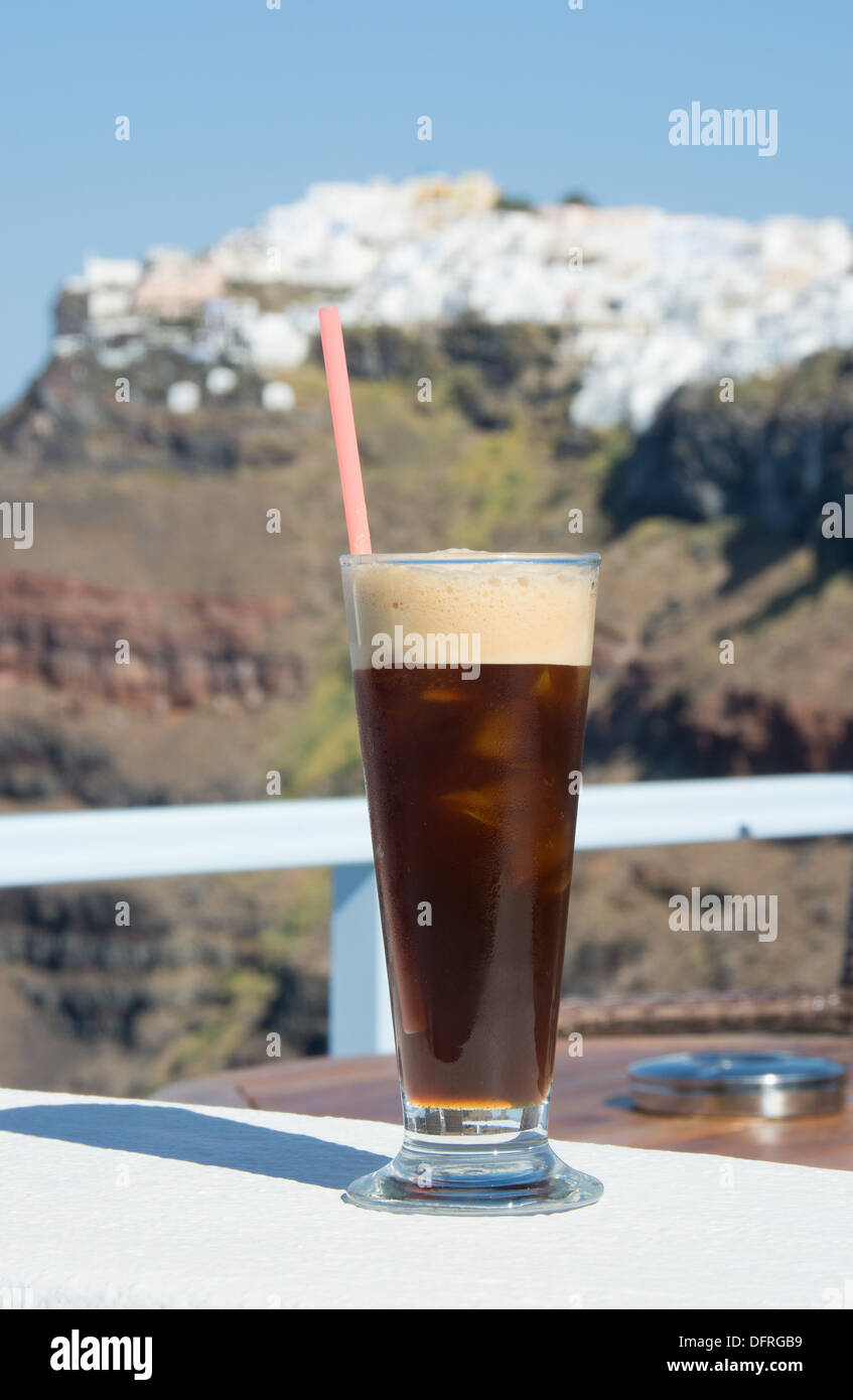 Ein Glas des kalten, schaumige "Espresso Fredo" schwarze Eiskaffee. Stockfoto