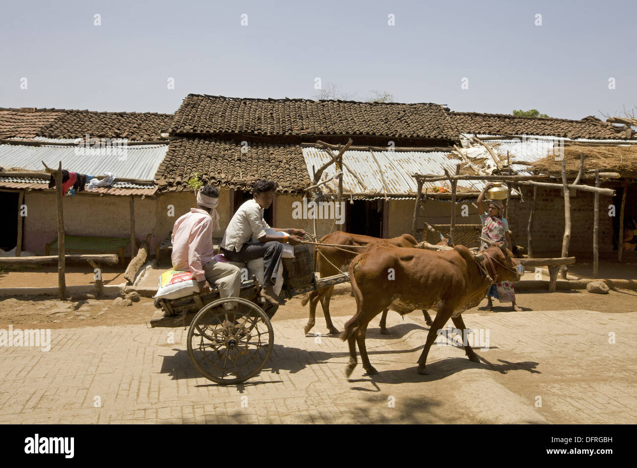 Kleinen Ochsenkarren auf der Straße, Khalwa, Jharikheda Dorf, Madhya Pradesh, Indien. Stockfoto