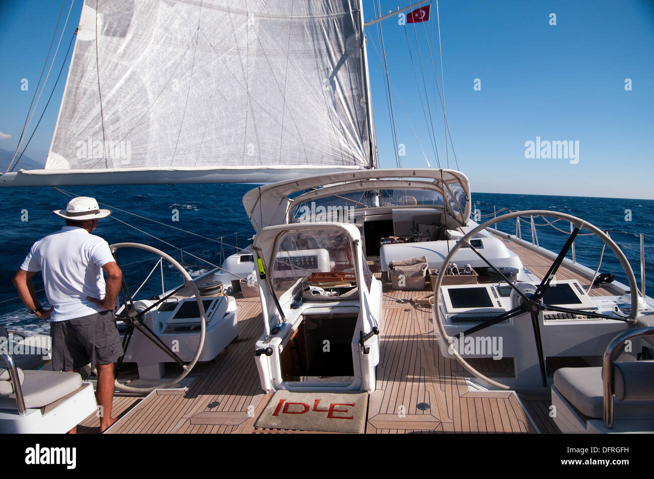 Segelboot Idle unter Segel, Fethiye Türkei Stockfoto