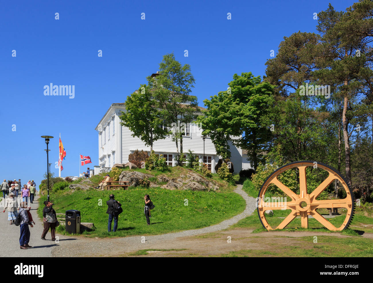 Touristen von Folke Restaurant am Berg Floyen (Floien), Bergen, Hordaland, Norwegen, Skandinavien Stockfoto