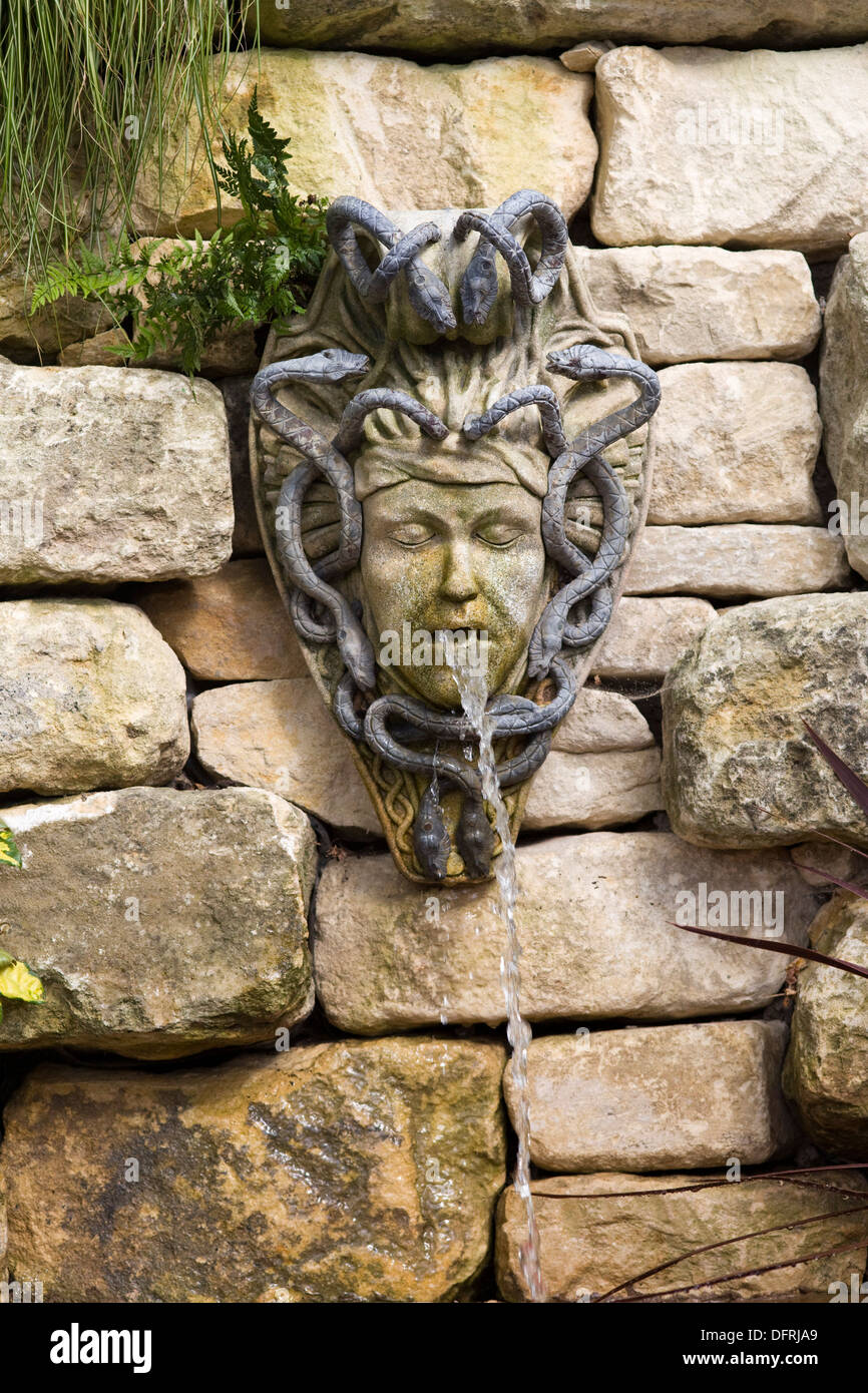 Medusa Garten Wandbrunnen Stockfotografie Alamy