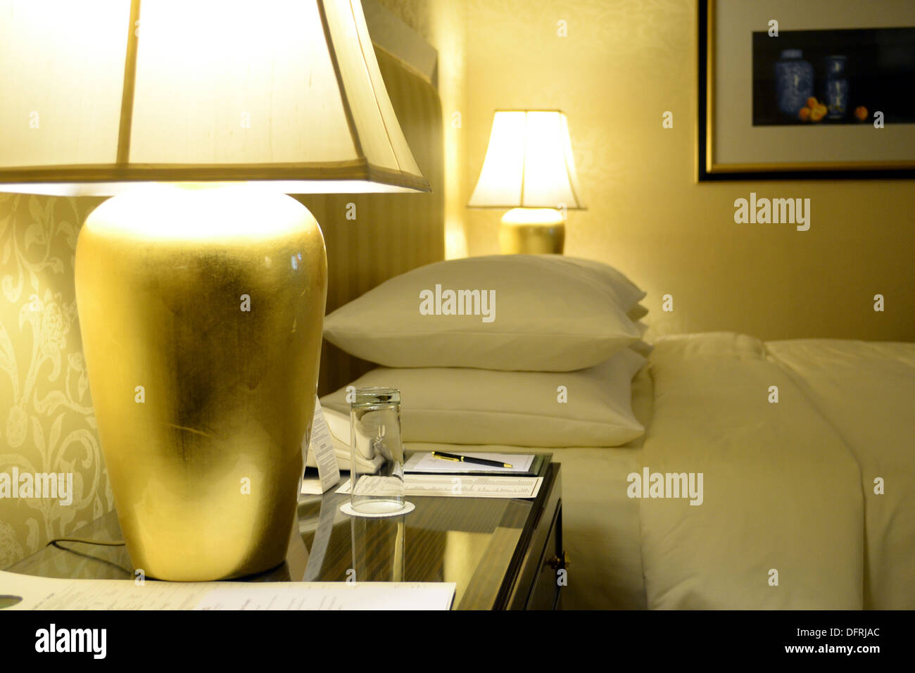 Bett im Hotelzimmer Stockfoto