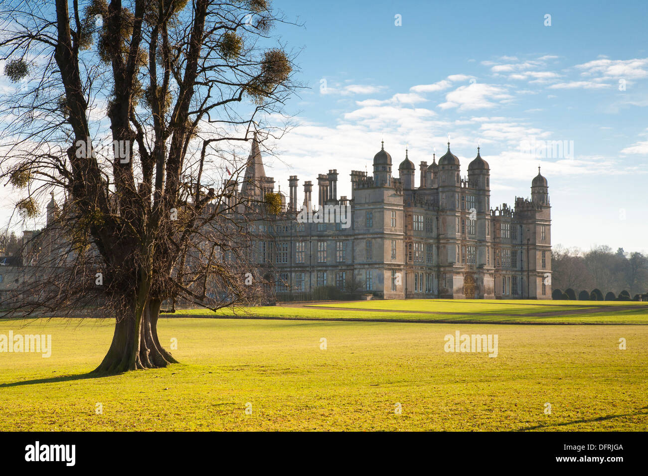 Blick auf das berühmte historische Burghley Haus aus über die Parklandschaft Stockfoto
