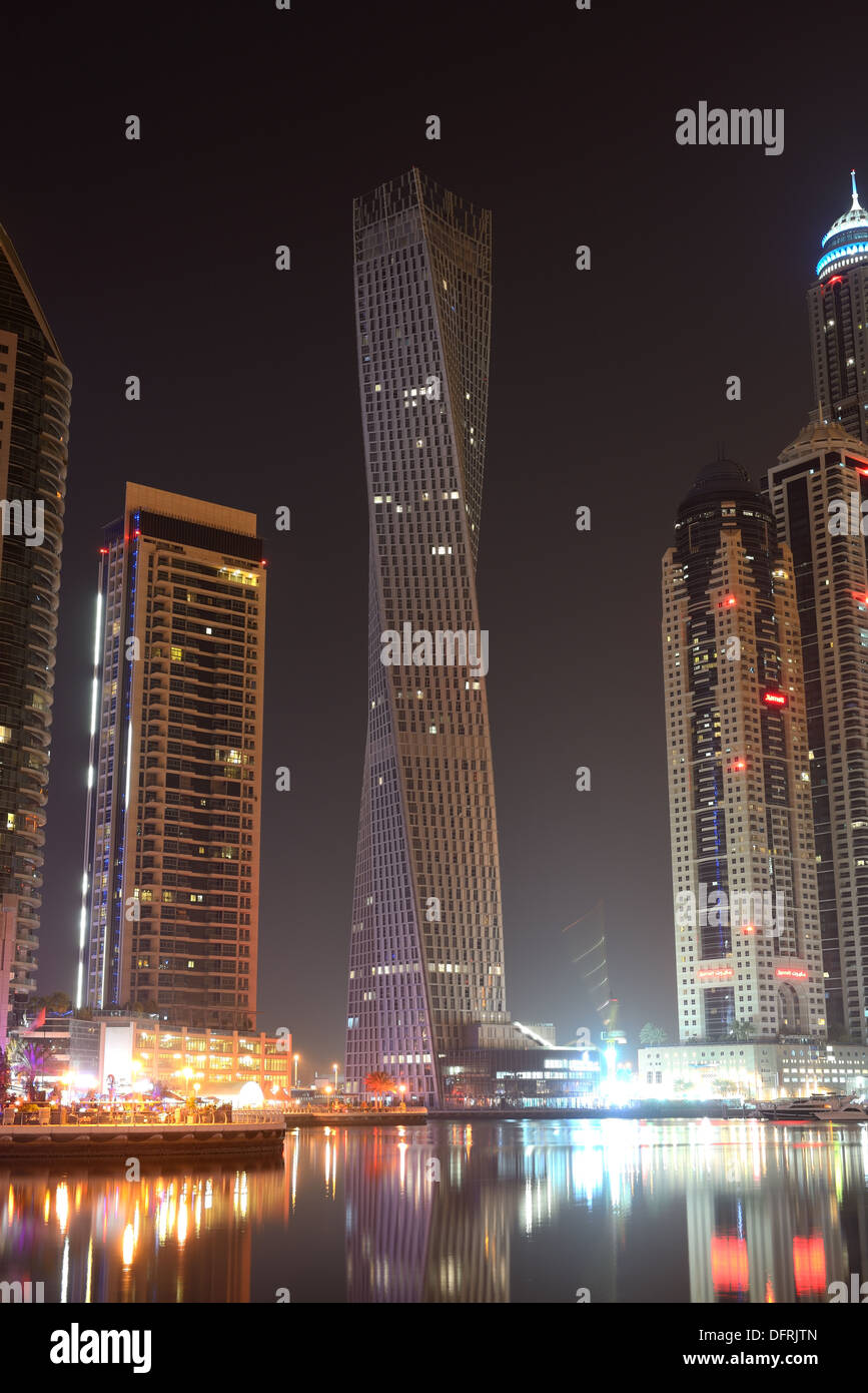 Die Nachtbeleuchtung an Dubai Marina und Cayan Tower, Dubai, Vereinigte Arabische Emirate Stockfoto