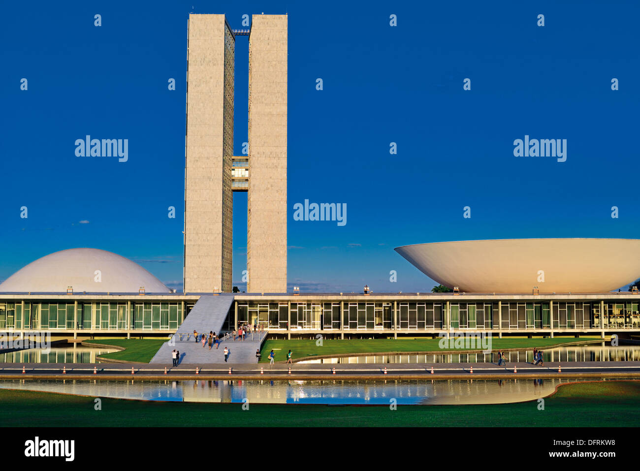 Brasilien, Brasilia: Frontansicht des Nationalkongresses von Oscar Niemeyer Stockfoto