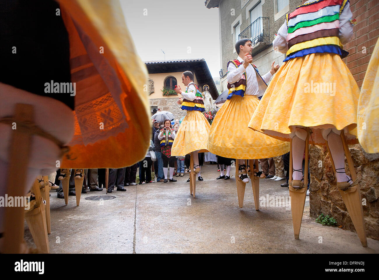 "Danza de Los Zancos" Volkstanz, Anguiano, La Rioja, Spanien Stockfoto