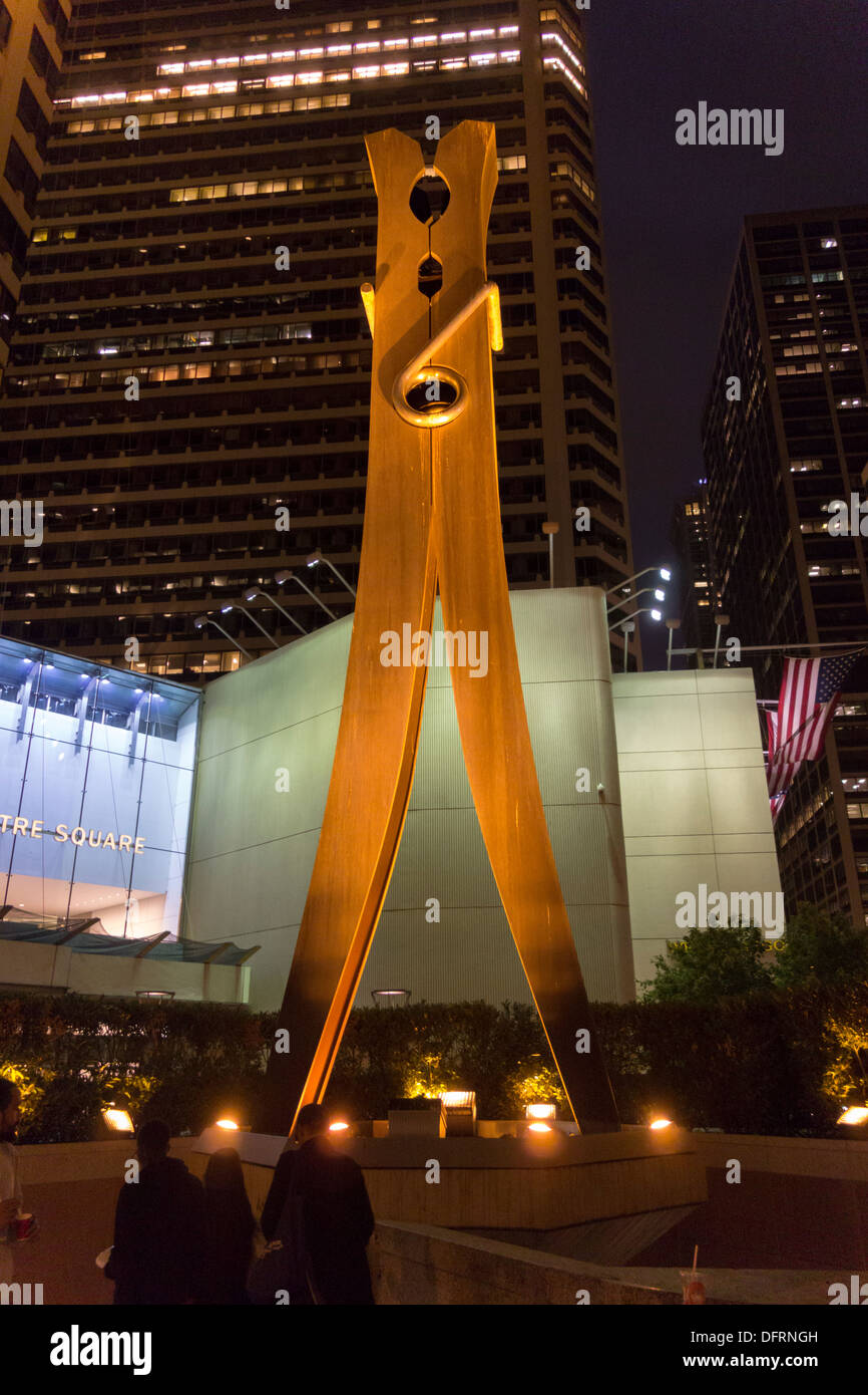 Wäscheklammer Stahl-Skulptur von Claes Oldenburg, Zentrum Square, 1500 Market Street, Philadelphia. Stockfoto
