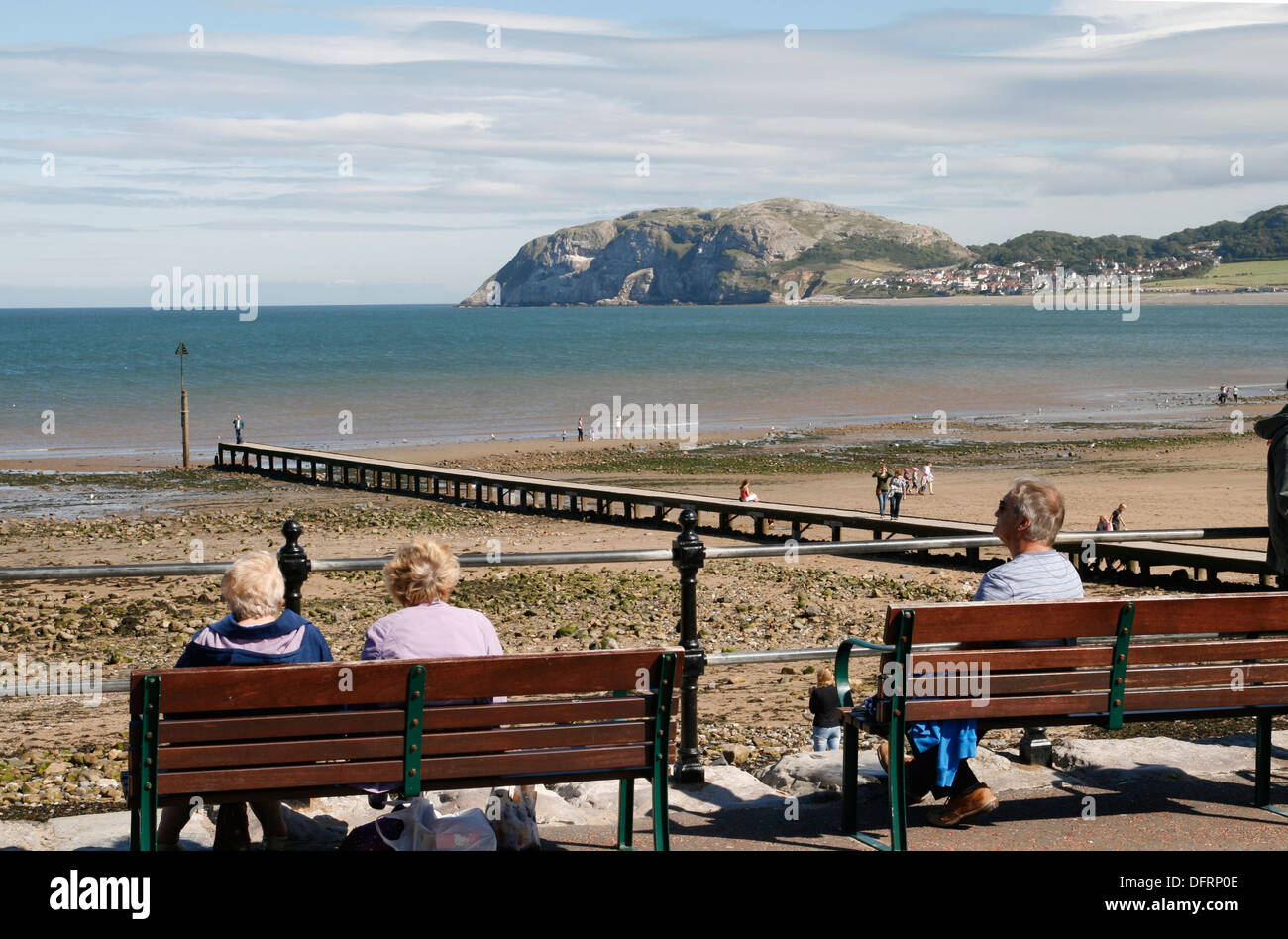 Strand und Little Orme Llandudno Conwy Wales UK Stockfoto