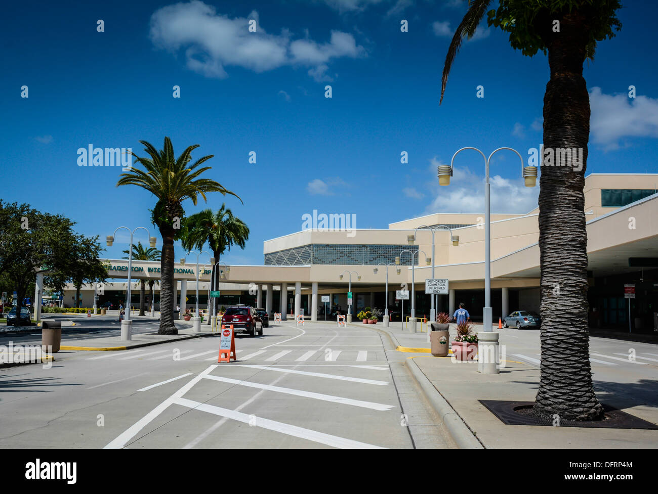 Eingang zum Terminal (SRQ) Internationl Flughafen Sarasota Sarasota/Bradenton, Florida Stockfoto Eingang zum Terminal (SRQ) Internationl Flughafen Sarasota Sarasota/Bradenton, Florida Stockfoto