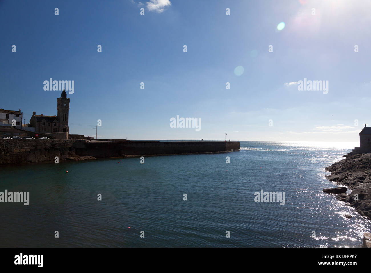 Der Blick auf das Meer, Hafendamm, Cornwall Hafeneinfahrt Stockfoto