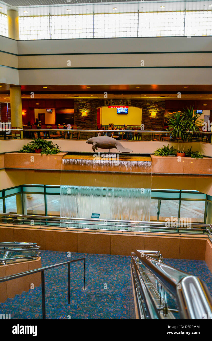 Ein Manatee Sculputure hoch oben auf einem Wasserfall unterstreicht das Terminal am Flughafen Sarasota Bradenton, FL Stockfoto Ein Manatee Sculputure hoch oben auf einem Wasserfall unterstreicht das Terminal am Flughafen Sarasota Bradenton, FL Stockfoto