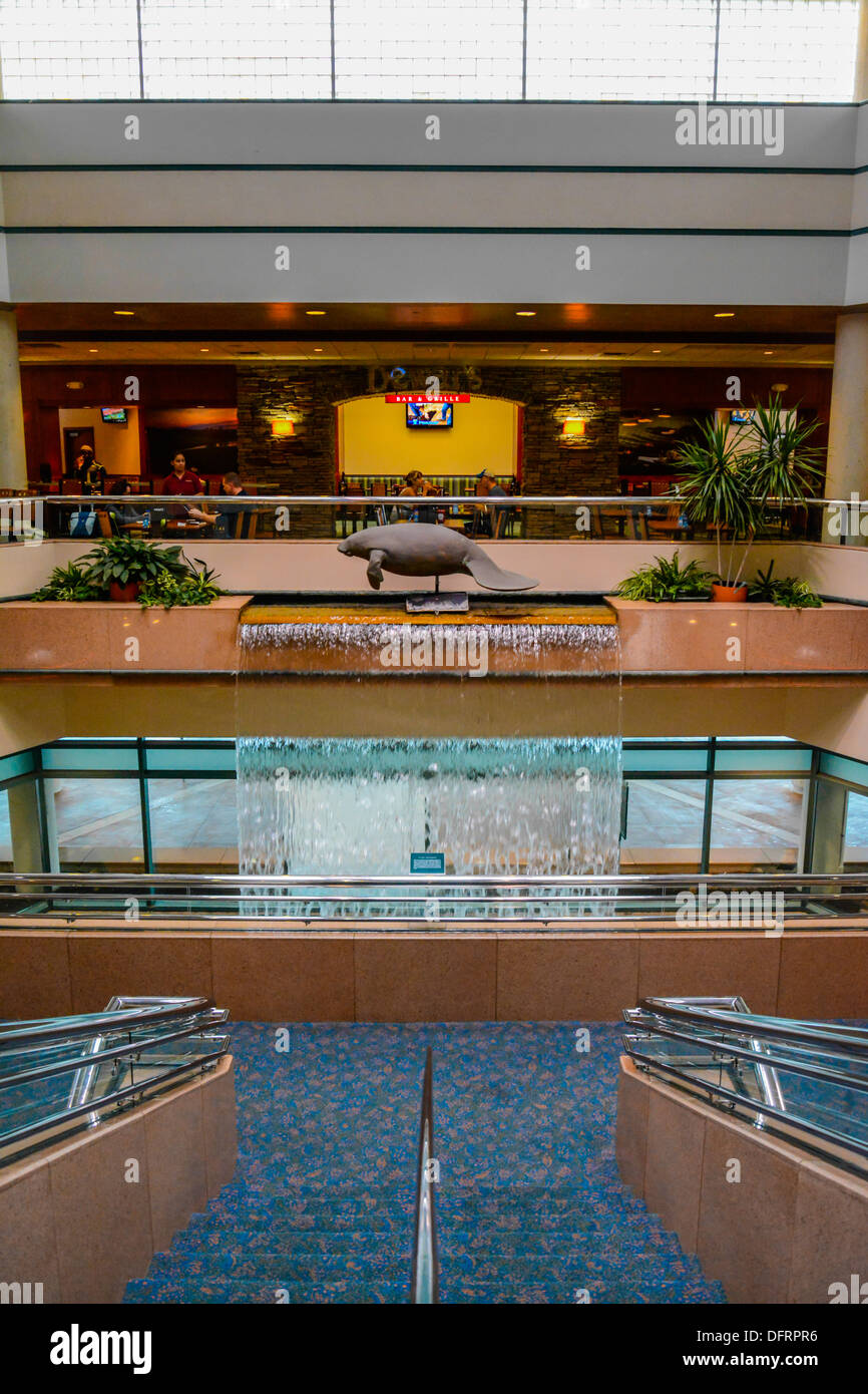 Ein Manatee Sculputure hoch oben auf einem Wasserfall unterstreicht das Terminal am Flughafen Sarasota Bradenton, FL Stockfoto Ein Manatee Sculputure hoch oben auf einem Wasserfall unterstreicht das Terminal am Flughafen Sarasota Bradenton, FL Stockfoto