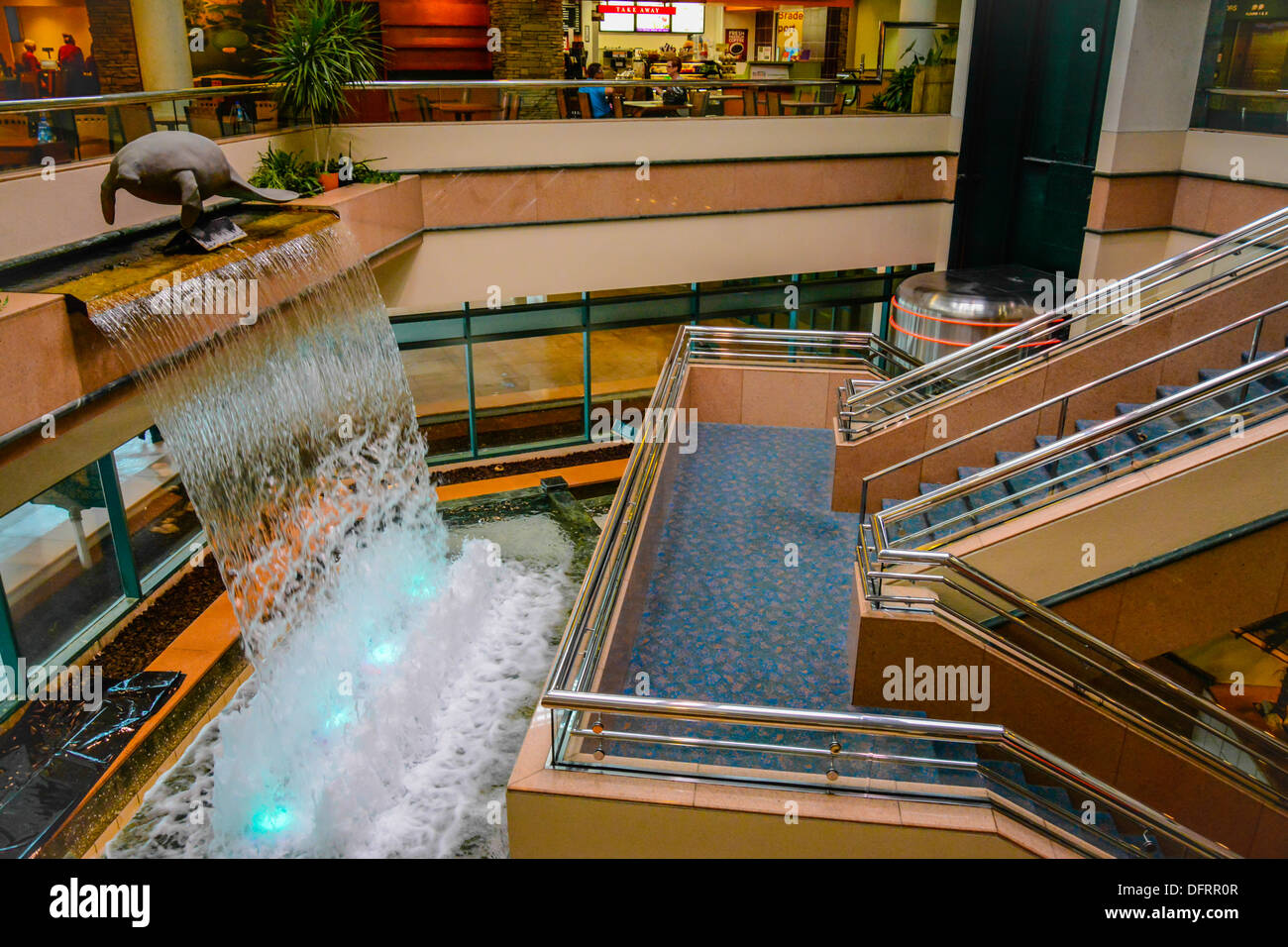 Eine Manatee-Skulptur, die hoch oben auf einem Wasserfall unterstreicht das Terminal am Flughafen Sarasota Bradenton, FL Stockfoto Eine Manatee-Skulptur, die hoch oben auf einem Wasserfall unterstreicht das Terminal am Flughafen Sarasota Bradenton, FL Stockfoto
