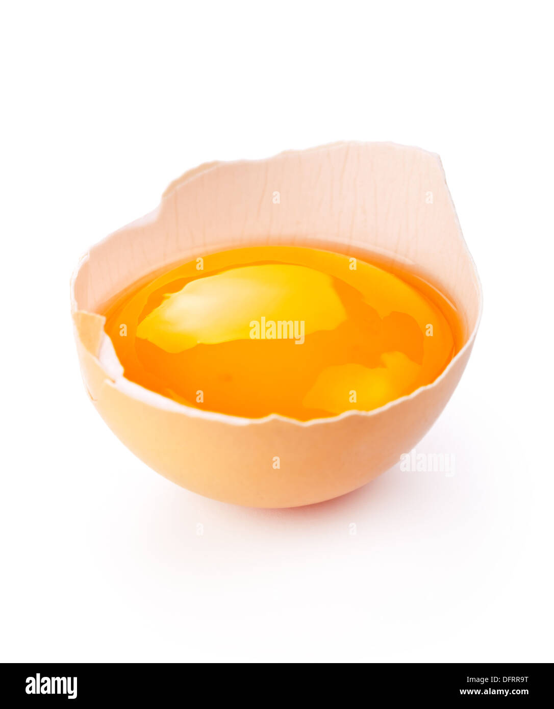 Gebrochene Ei mit Eigelb auf weißem Hintergrund Stockfoto