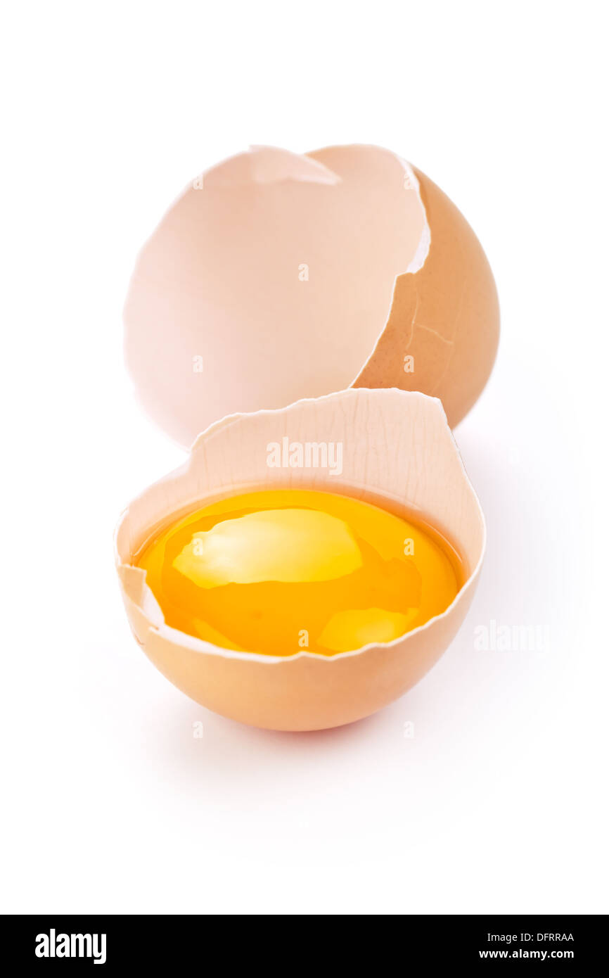 Gebrochene Ei mit Eigelb und Eierschale auf weißem Hintergrund Stockfoto