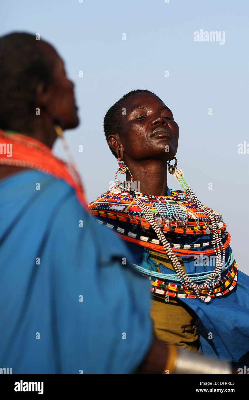 Samburu Frauen tragen traditionelle Kleidung und Halsketten Tanz in der Nähe von Samburu National Reserve, Kenia Stockfoto
