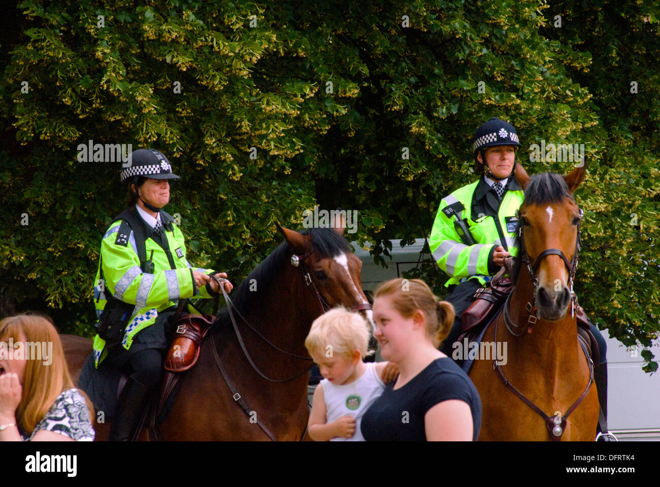 Kirmes Wimbledon Common, London UK, Polizisten auf Patrouille auf dem Pferderücken Stockfoto