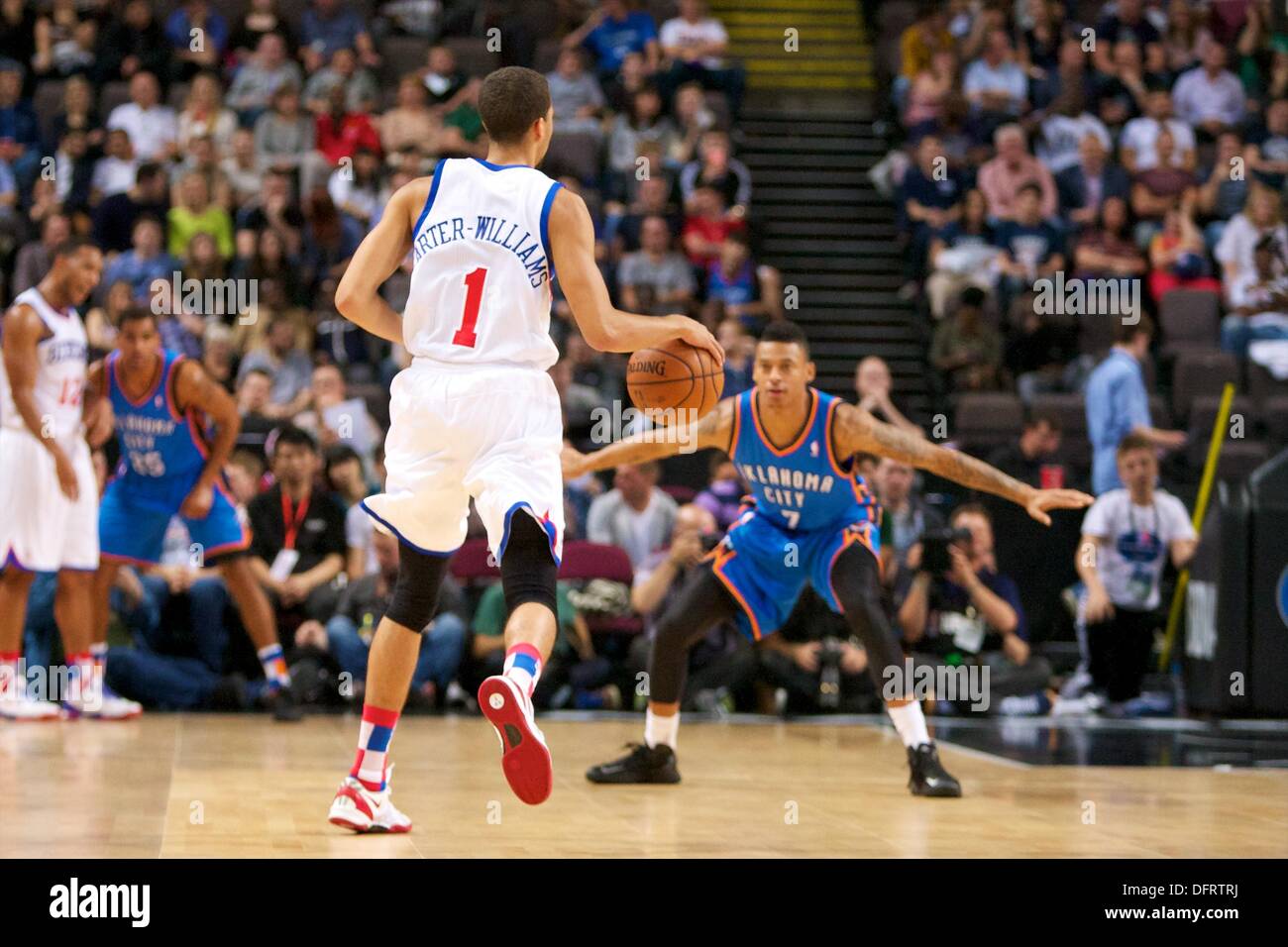 Manchester, UK. 8. Oktober 2013. Philadelphia 76ers bewachen Michael Carter-Williams während der NBA Basketball-Spiel zwischen den Oklahoma City Thunder und Philadelphia 76ers von der Manchester Arena. © Aktion Plus Sport/Alamy Live-Nachrichten Stockfoto