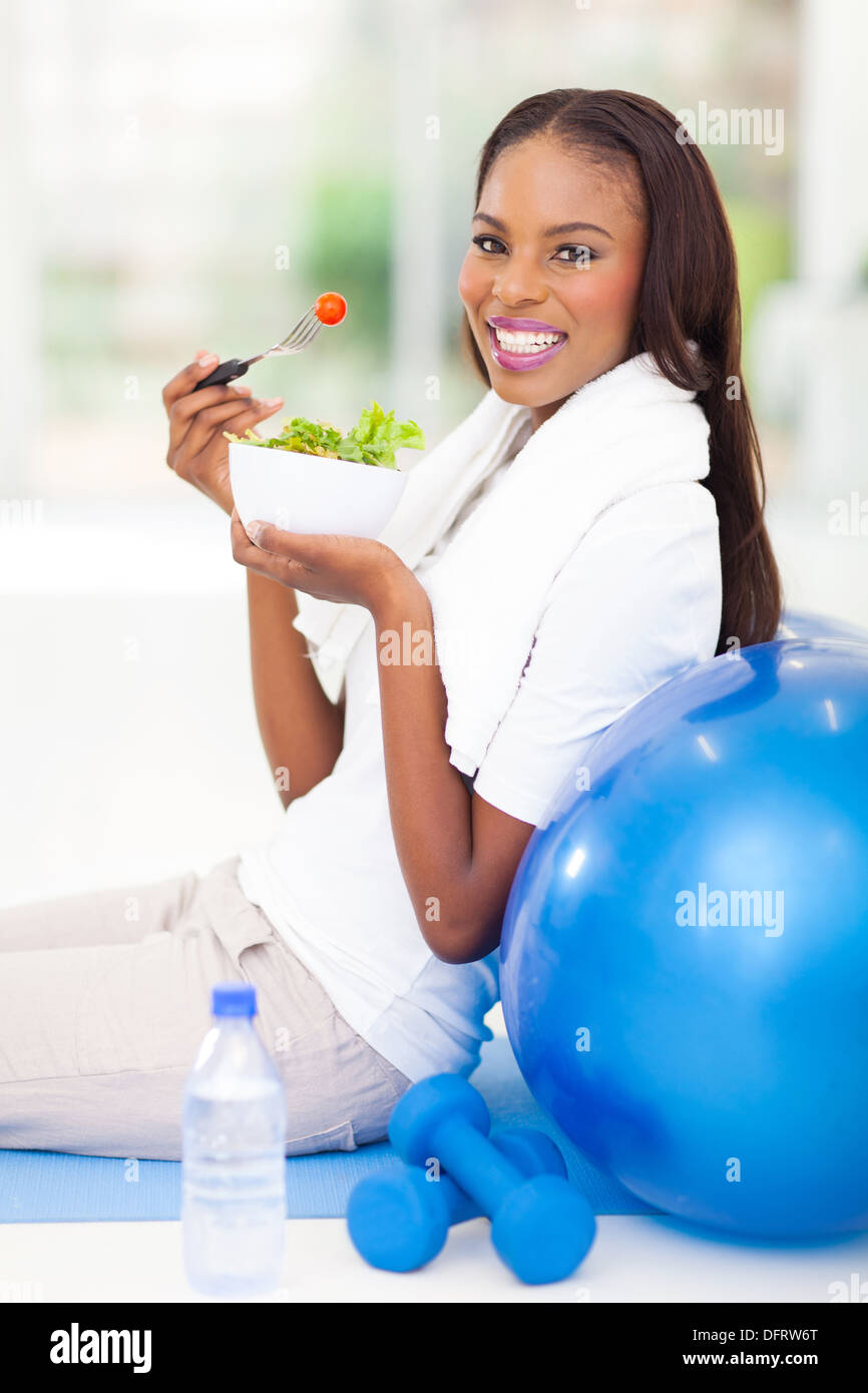 glücklich afroamerikanische Frau, grünen Salat nach dem Training Stockfoto