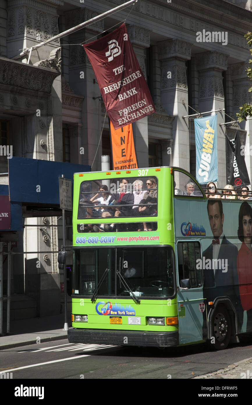 Touristenbus fährt den Broadway hinunter bei der südlichen Ti von Manhattan. Stockfoto