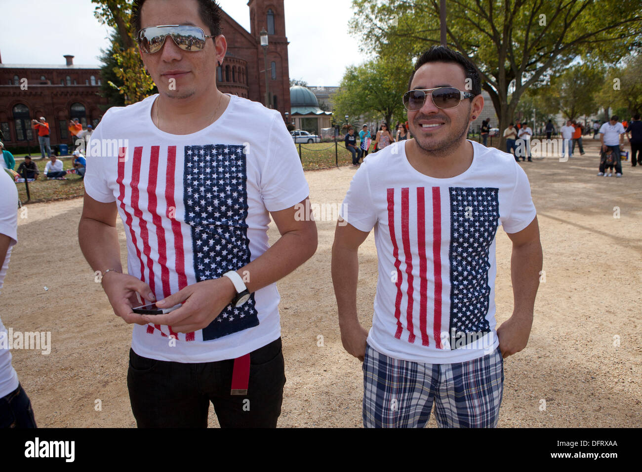 Zwei Männer tragen amerikanische Flagge t-shirts Stockfotografie - Alamy