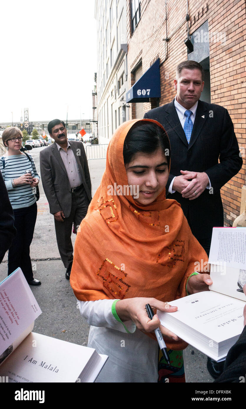 New York, USA. 8. Oktober 2013. Malala Yousafzai pakistanische Schülerin Bildung Aktivist pausiert, um Kopien von ihr Buch signieren "Ich Am Malala: das Mädchen, das steht für Bildung und Aufnahme von den Taliban war", wie sie auf The Daily Show with Jon Stewart für Auftritt ankommt. New York City, Dienstag, 8. Oktober 2013, USA. Bildnachweis: Dorothy Alexander/Alamy Live-Nachrichten Stockfoto