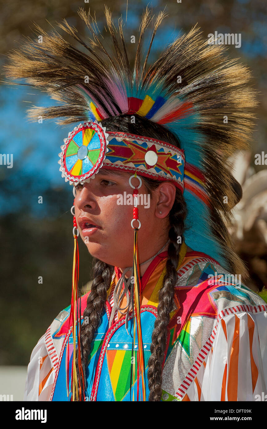 Chumash Indianer junger Erwachsener, die 2013 Inter Tribal Pow Wow, Eichen, Santa Ynez Valley, Kalifornien Stockfoto