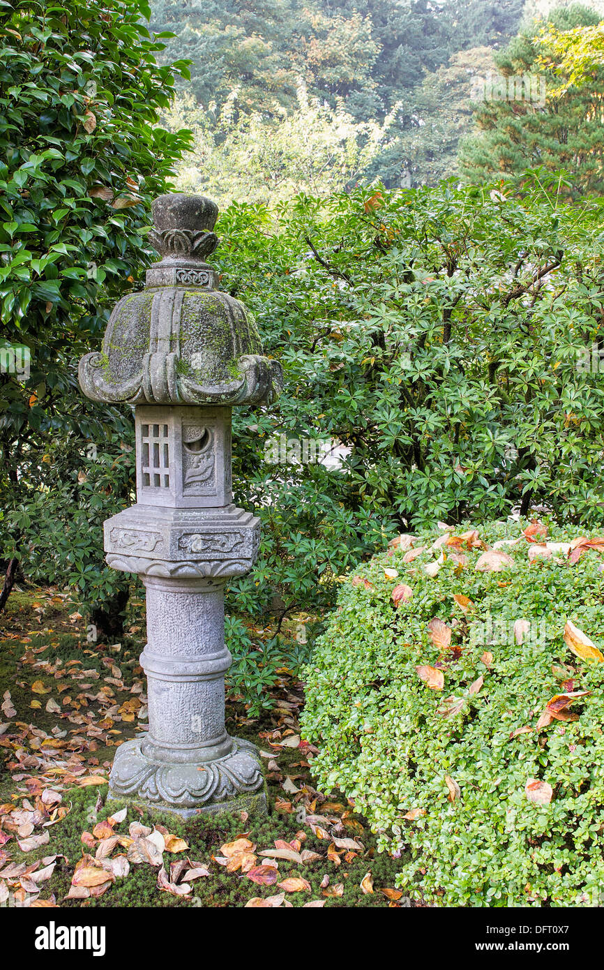 Japanische Stein Laterne Im Garten Mit Pflanzen Und Strauchern In