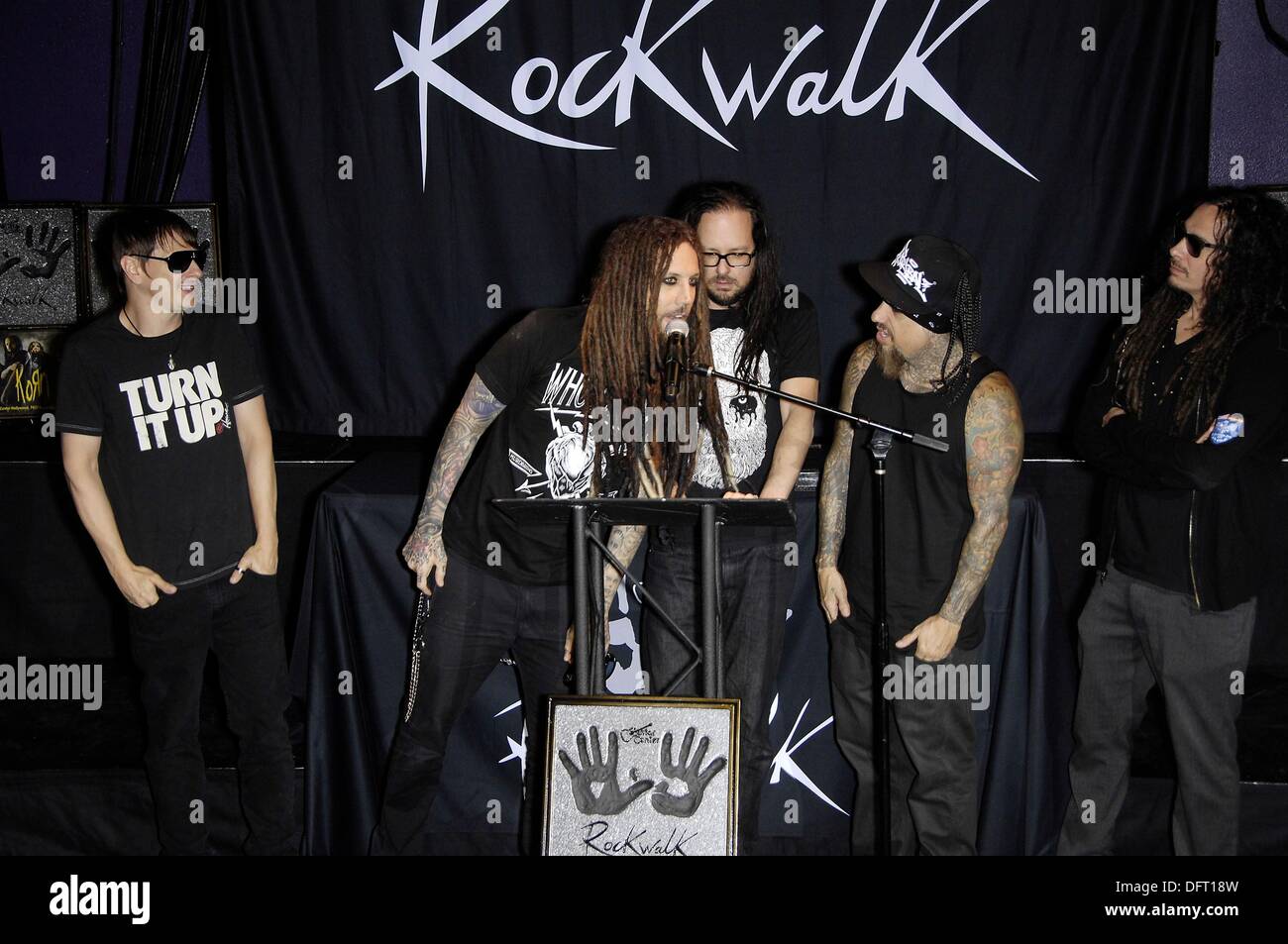 Los Angeles, CA, USA. 8. Oktober 2013. Blue-Ray Luzier, Brian Welch, Jonathan Davis, Fieldy, James Munky Shaffer auf der Pressekonferenz für Guitar Center RockWalk Of Fame Zeremonie für KORN, Sunset Boulevard, Los Angeles, CA 8. Oktober 2013. Bildnachweis: Michael Germana/Everett Collection/Alamy Live-Nachrichten Stockfoto