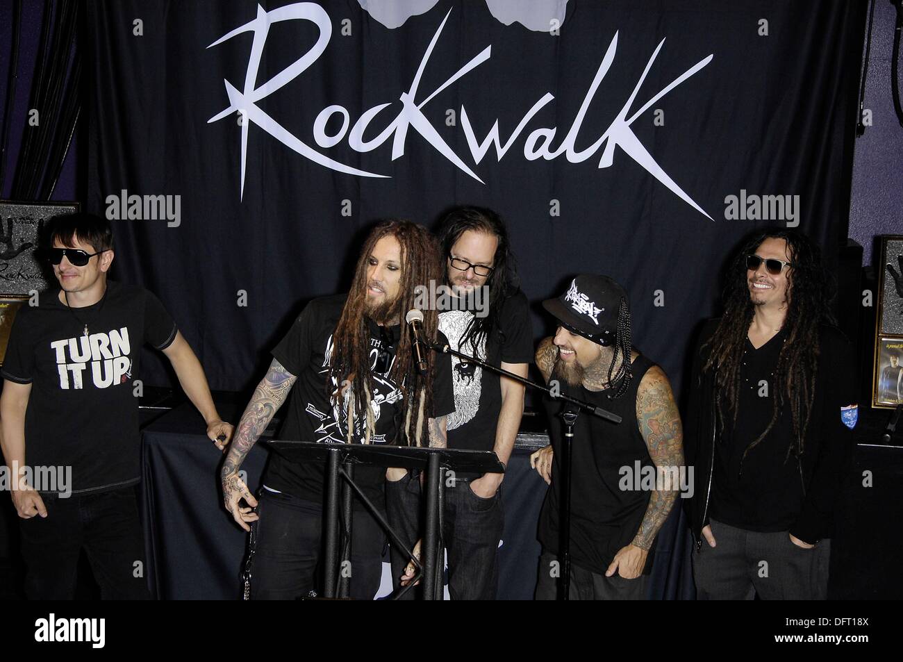 Los Angeles, CA, USA. 8. Oktober 2013. Blue-Ray Luzier, Brian Welch, Jonathan Davis, Fieldy, James Munky Shaffer auf der Pressekonferenz für Guitar Center RockWalk Of Fame Zeremonie für KORN, Sunset Boulevard, Los Angeles, CA 8. Oktober 2013. Bildnachweis: Michael Germana/Everett Collection/Alamy Live-Nachrichten Stockfoto