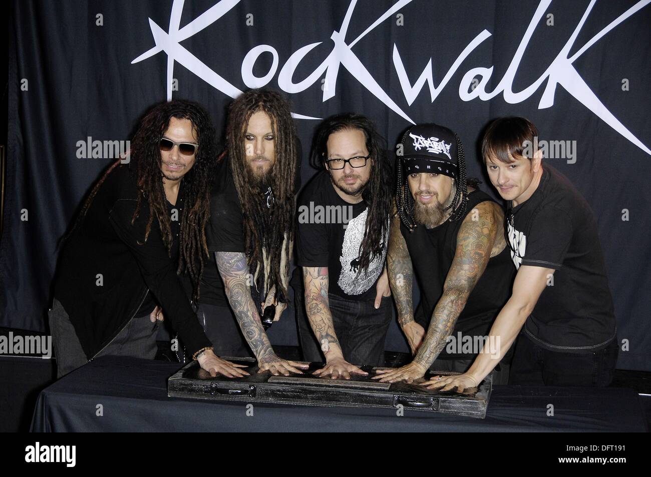 Los Angeles, CA, USA. 8. Oktober 2013. James Munky Shaffer, Brian Welch, Jonathan Davis, Fieldy, Ray Luzier bei der Pressekonferenz für Guitar Center RockWalk Of Fame Zeremonie für KORN, Sunset Boulevard, Los Angeles, CA 8. Oktober 2013. Bildnachweis: Michael Germana/Everett Collection/Alamy Live-Nachrichten Stockfoto