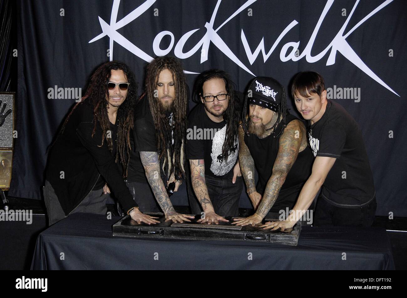 Los Angeles, CA, USA. 8. Oktober 2013. James Munky Shaffer, Brian Welch, Jonathan Davis, Fieldy, Ray Luzier bei der Pressekonferenz für Guitar Center RockWalk Of Fame Zeremonie für KORN, Sunset Boulevard, Los Angeles, CA 8. Oktober 2013. Bildnachweis: Michael Germana/Everett Collection/Alamy Live-Nachrichten Stockfoto