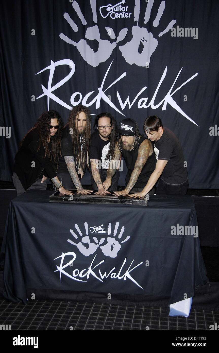 Los Angeles, CA, USA. 8. Oktober 2013. James Munky Shaffer, Brian Welch, Jonathan Davis, Fieldy, Ray Luzier bei der Pressekonferenz für Guitar Center RockWalk Of Fame Zeremonie für KORN, Sunset Boulevard, Los Angeles, CA 8. Oktober 2013. Bildnachweis: Michael Germana/Everett Collection/Alamy Live-Nachrichten Stockfoto