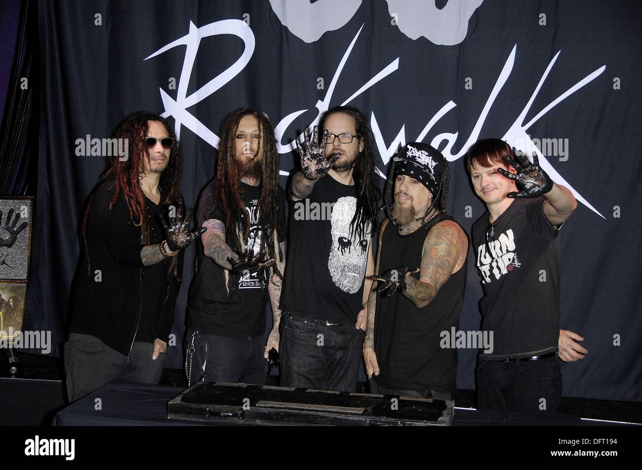 Los Angeles, CA, USA. 8. Oktober 2013. James Munky Shaffer, Brian Welch, Jonathan Davis, Fieldy, Ray Luzier bei der Pressekonferenz für Guitar Center RockWalk Of Fame Zeremonie für KORN, Sunset Boulevard, Los Angeles, CA 8. Oktober 2013. Bildnachweis: Michael Germana/Everett Collection/Alamy Live-Nachrichten Stockfoto