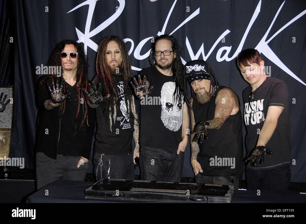 Los Angeles, CA, USA. 8. Oktober 2013. James Munky Shaffer, Brian Welch, Jonathan Davis, Fieldy, Ray Luzier bei der Pressekonferenz für Guitar Center RockWalk Of Fame Zeremonie für KORN, Sunset Boulevard, Los Angeles, CA 8. Oktober 2013. Bildnachweis: Michael Germana/Everett Collection/Alamy Live-Nachrichten Stockfoto