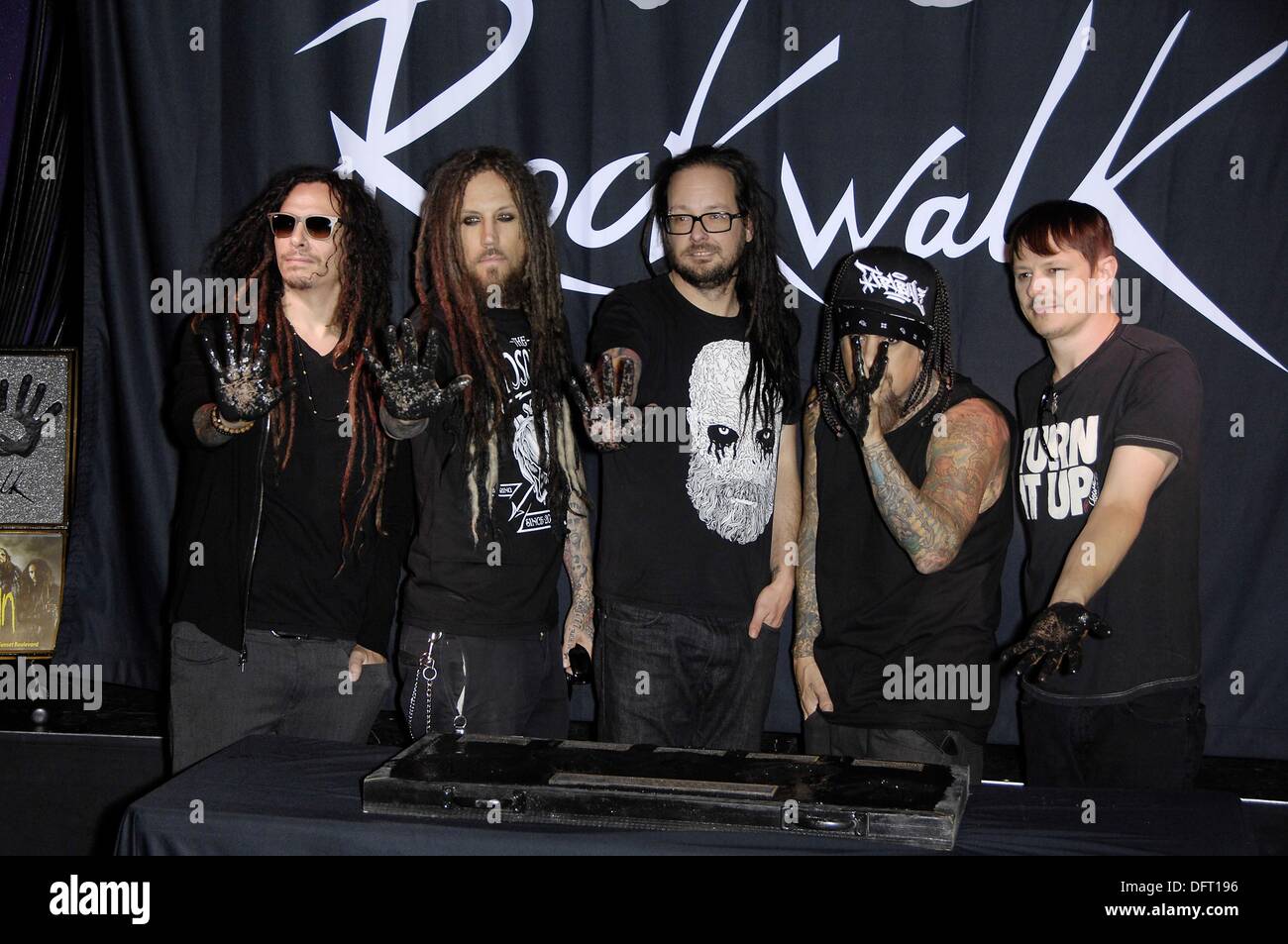 Los Angeles, CA, USA. 8. Oktober 2013. James Munky Shaffer, Brian Welch, Jonathan Davis, Fieldy, Ray Luzier bei der Pressekonferenz für Guitar Center RockWalk Of Fame Zeremonie für KORN, Sunset Boulevard, Los Angeles, CA 8. Oktober 2013. Bildnachweis: Michael Germana/Everett Collection/Alamy Live-Nachrichten Stockfoto