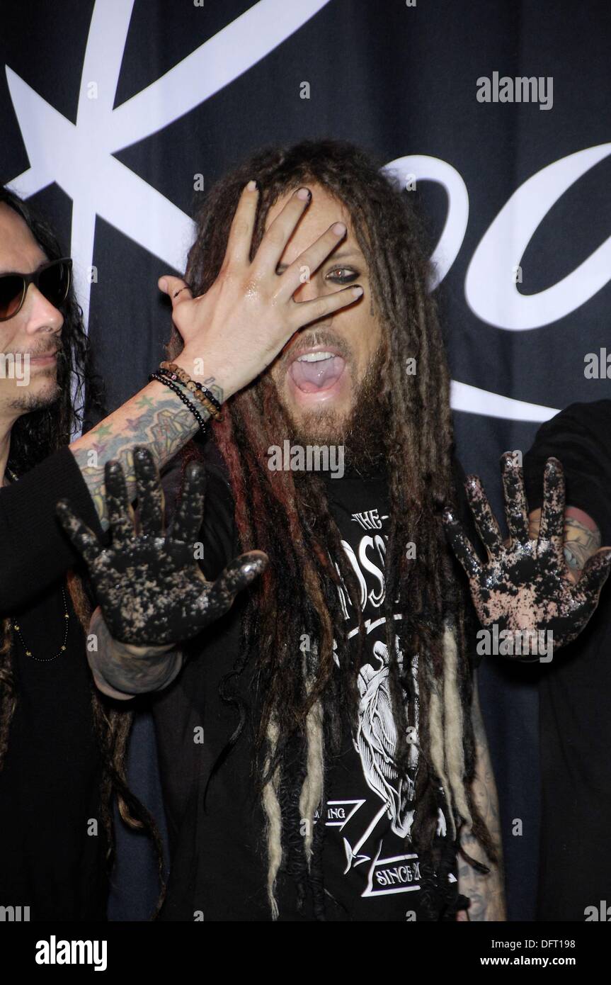 Los Angeles, CA, USA. 8. Oktober 2013. James Munky Shaffer, Brian Welch bei der Pressekonferenz für Guitar Center RockWalk Of Fame Zeremonie für KORN, Sunset Boulevard, Los Angeles, CA 8. Oktober 2013. Bildnachweis: Michael Germana/Everett Collection/Alamy Live-Nachrichten Stockfoto