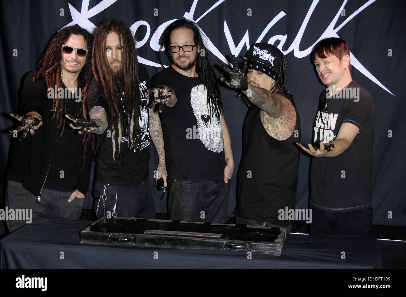 Los Angeles, CA, USA. 8. Oktober 2013. James Munky Shaffer, Brian Welch, Jonathan Davis, Fieldy, Ray Luzier bei der Pressekonferenz für Guitar Center RockWalk Of Fame Zeremonie für KORN, Sunset Boulevard, Los Angeles, CA 8. Oktober 2013. Bildnachweis: Michael Germana/Everett Collection/Alamy Live-Nachrichten Stockfoto