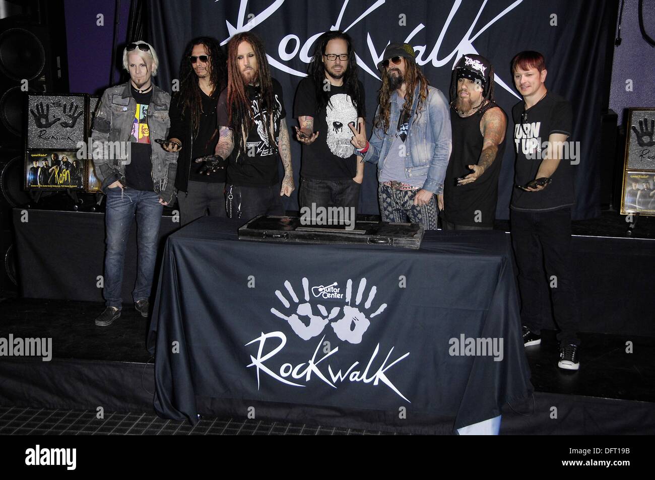 Los Angeles, CA, USA. 8. Oktober 2013. Johannes 5, James Munky Shaffer, Brian Welch, Jonathan Davis, Rob Zombie, Fieldy, Ray Luzier bei der Pressekonferenz für Guitar Center RockWalk Of Fame Zeremonie für KORN, Sunset Boulevard, Los Angeles, CA 8. Oktober 2013. Bildnachweis: Michael Germana/Everett Collection/Alamy Live-Nachrichten Stockfoto
