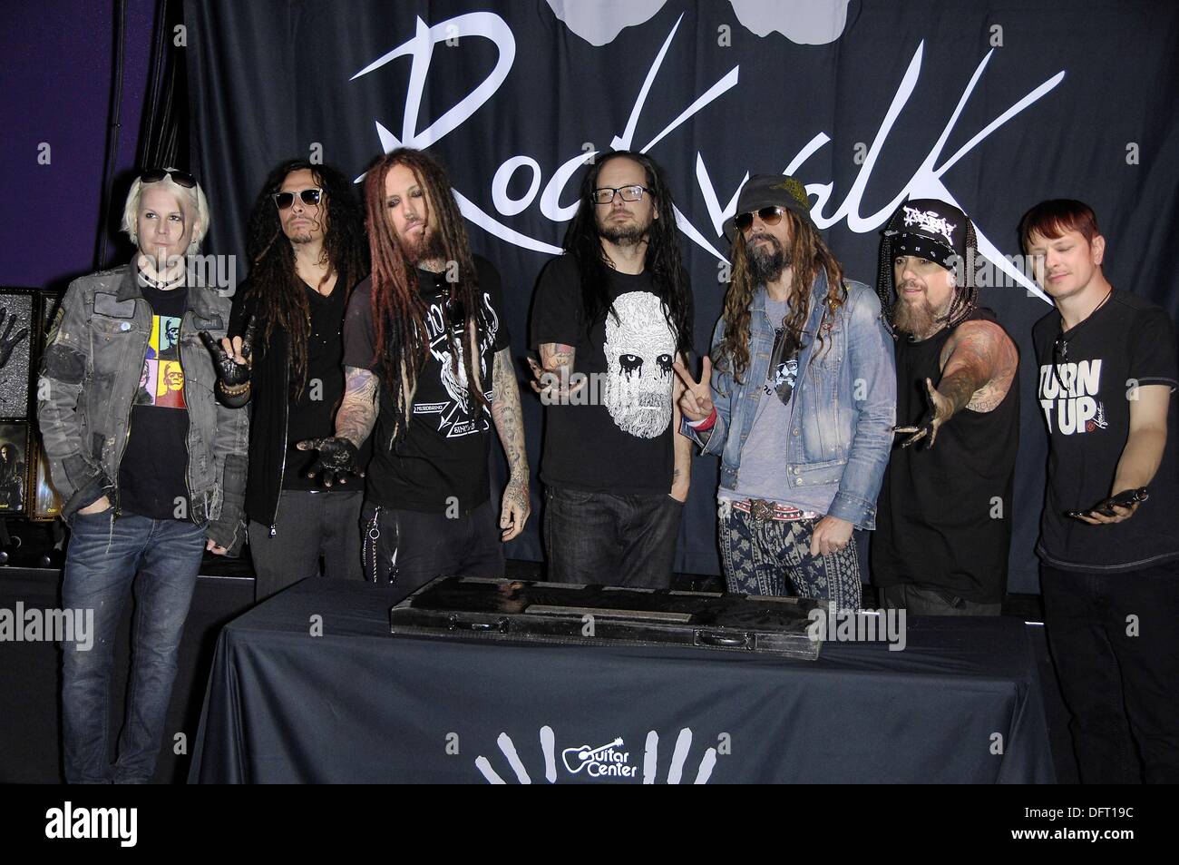 Los Angeles, CA, USA. 8. Oktober 2013. Johannes 5, James Munky Shaffer, Brian Welch, Jonathan Davis, Rob Zombie, Fieldy, Ray Luzier bei der Pressekonferenz für Guitar Center RockWalk Of Fame Zeremonie für KORN, Sunset Boulevard, Los Angeles, CA 8. Oktober 2013. Bildnachweis: Michael Germana/Everett Collection/Alamy Live-Nachrichten Stockfoto
