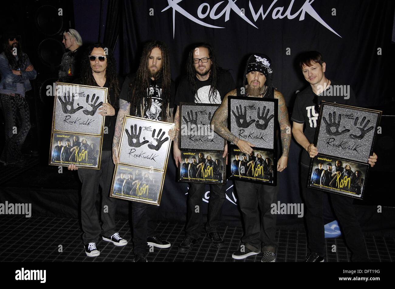 Los Angeles, CA, USA. 8. Oktober 2013. James Munky Shaffer, Brian Welch, Jonathan Davis, Fieldy, Ray Luzier bei der Pressekonferenz für Guitar Center RockWalk Of Fame Zeremonie für KORN, Sunset Boulevard, Los Angeles, CA 8. Oktober 2013. Bildnachweis: Michael Germana/Everett Collection/Alamy Live-Nachrichten Stockfoto
