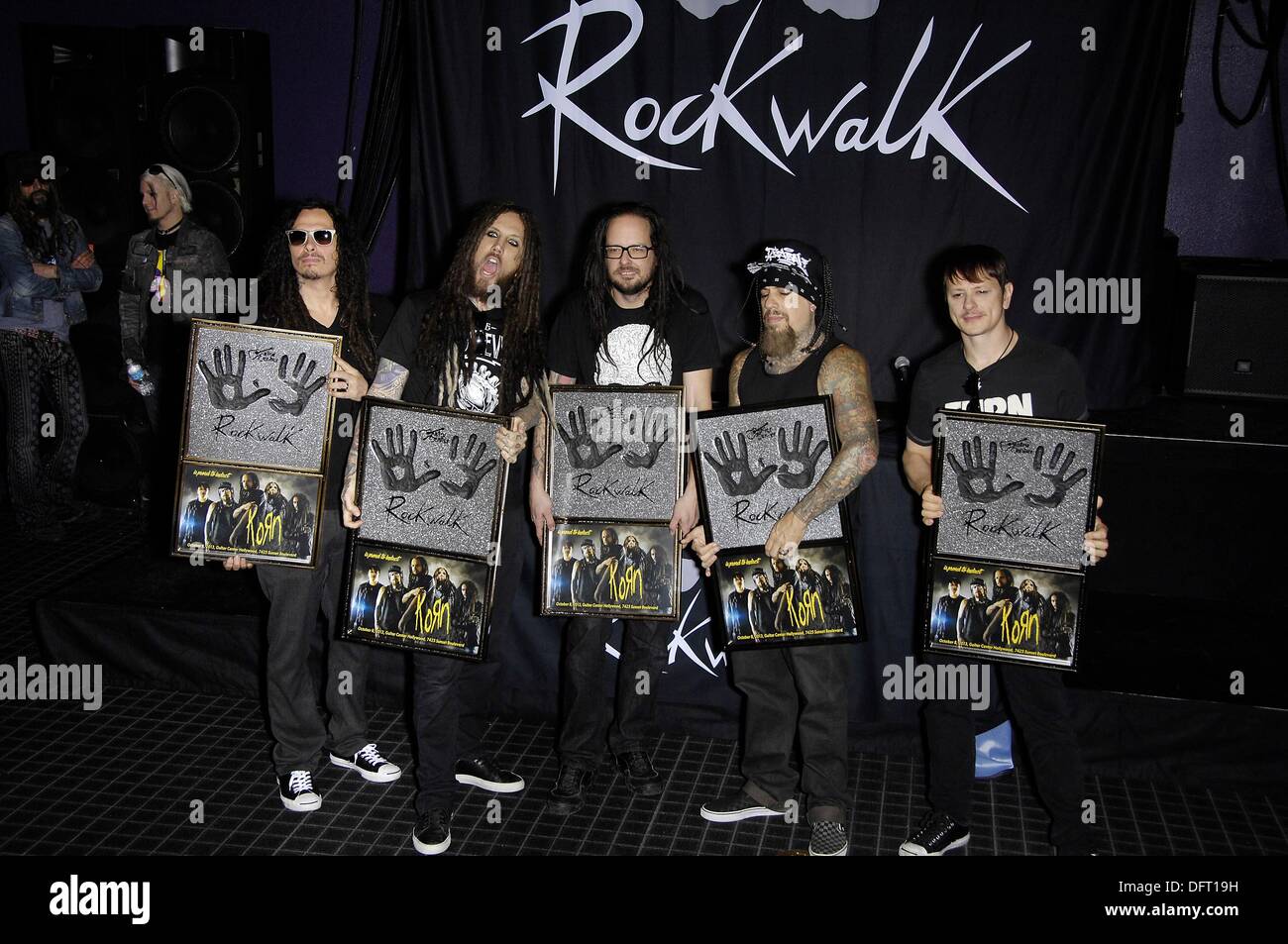 Los Angeles, CA, USA. 8. Oktober 2013. James Munky Shaffer, Brian Welch, Jonathan Davis, Fieldy, Ray Luzier bei der Pressekonferenz für Guitar Center RockWalk Of Fame Zeremonie für KORN, Sunset Boulevard, Los Angeles, CA 8. Oktober 2013. Bildnachweis: Michael Germana/Everett Collection/Alamy Live-Nachrichten Stockfoto