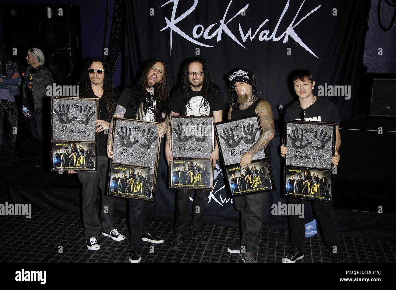 Los Angeles, CA, USA. 8. Oktober 2013. James Munky Shaffer, Brian Welch, Jonathan Davis, Fieldy, Ray Luzier bei der Pressekonferenz für Guitar Center RockWalk Of Fame Zeremonie für KORN, Sunset Boulevard, Los Angeles, CA 8. Oktober 2013. Bildnachweis: Michael Germana/Everett Collection/Alamy Live-Nachrichten Stockfoto