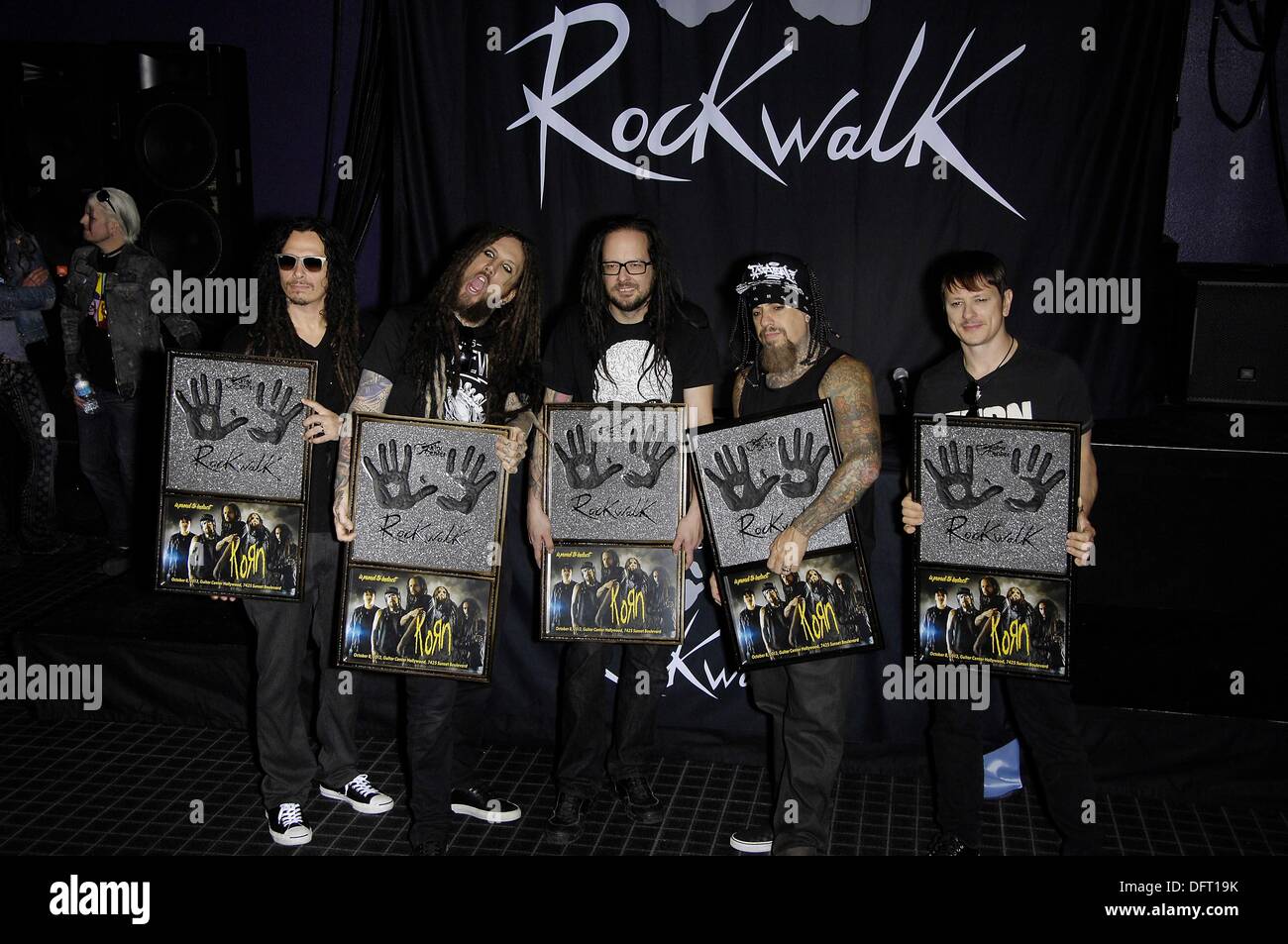 Los Angeles, CA, USA. 8. Oktober 2013. James Munky Shaffer, Brian Welch, Jonathan Davis, Fieldy, Ray Luzier bei der Pressekonferenz für Guitar Center RockWalk Of Fame Zeremonie für KORN, Sunset Boulevard, Los Angeles, CA 8. Oktober 2013. Bildnachweis: Michael Germana/Everett Collection/Alamy Live-Nachrichten Stockfoto