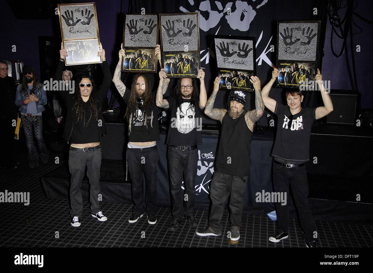 Los Angeles, CA, USA. 8. Oktober 2013. James Munky Shaffer, Brian Welch, Jonathan Davis, Fieldy, Ray Luzier bei der Pressekonferenz für Guitar Center RockWalk Of Fame Zeremonie für KORN, Sunset Boulevard, Los Angeles, CA 8. Oktober 2013. Bildnachweis: Michael Germana/Everett Collection/Alamy Live-Nachrichten Stockfoto