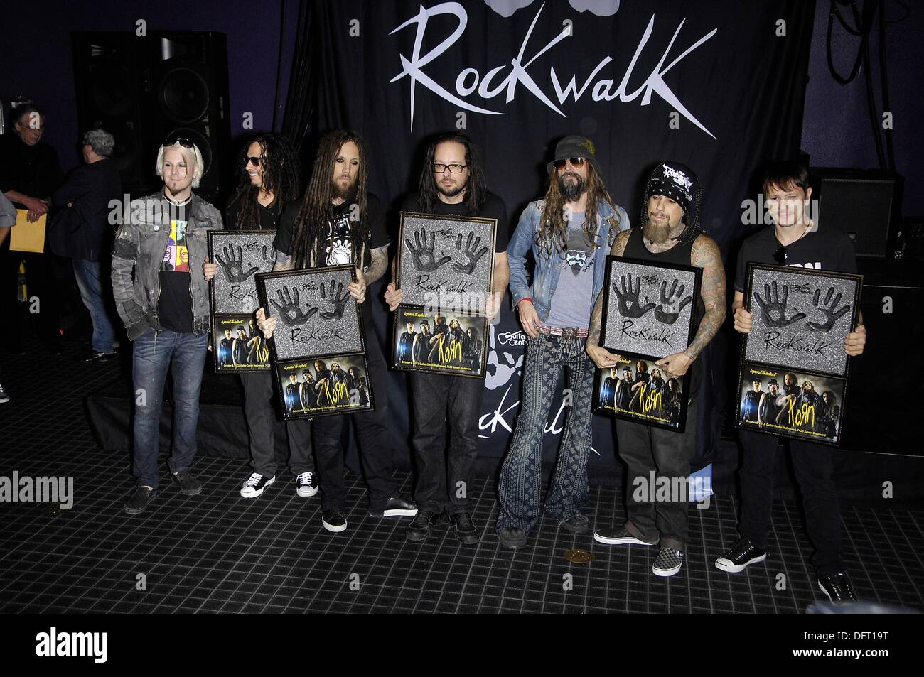 Los Angeles, CA, USA. 8. Oktober 2013. Johannes 5, James Munky Shaffer, Brian Welch, Jonathan Davis, Rob Zombie, Fieldy, Ray Luzier bei der Pressekonferenz für Guitar Center RockWalk Of Fame Zeremonie für KORN, Sunset Boulevard, Los Angeles, CA 8. Oktober 2013. Bildnachweis: Michael Germana/Everett Collection/Alamy Live-Nachrichten Stockfoto
