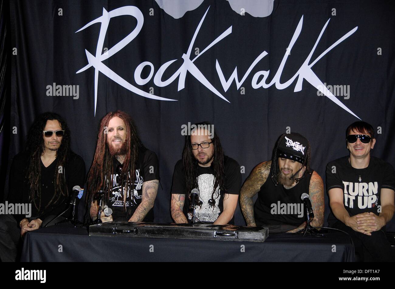 Los Angeles, CA, USA. 8. Oktober 2013. James Munky Shaffer, Brian Welch, Jonathan Davis, Fieldy, Ray Luzier bei der Pressekonferenz für Guitar Center RockWalk Of Fame Zeremonie für KORN, Sunset Boulevard, Los Angeles, CA 8. Oktober 2013. Bildnachweis: Michael Germana/Everett Collection/Alamy Live-Nachrichten Stockfoto