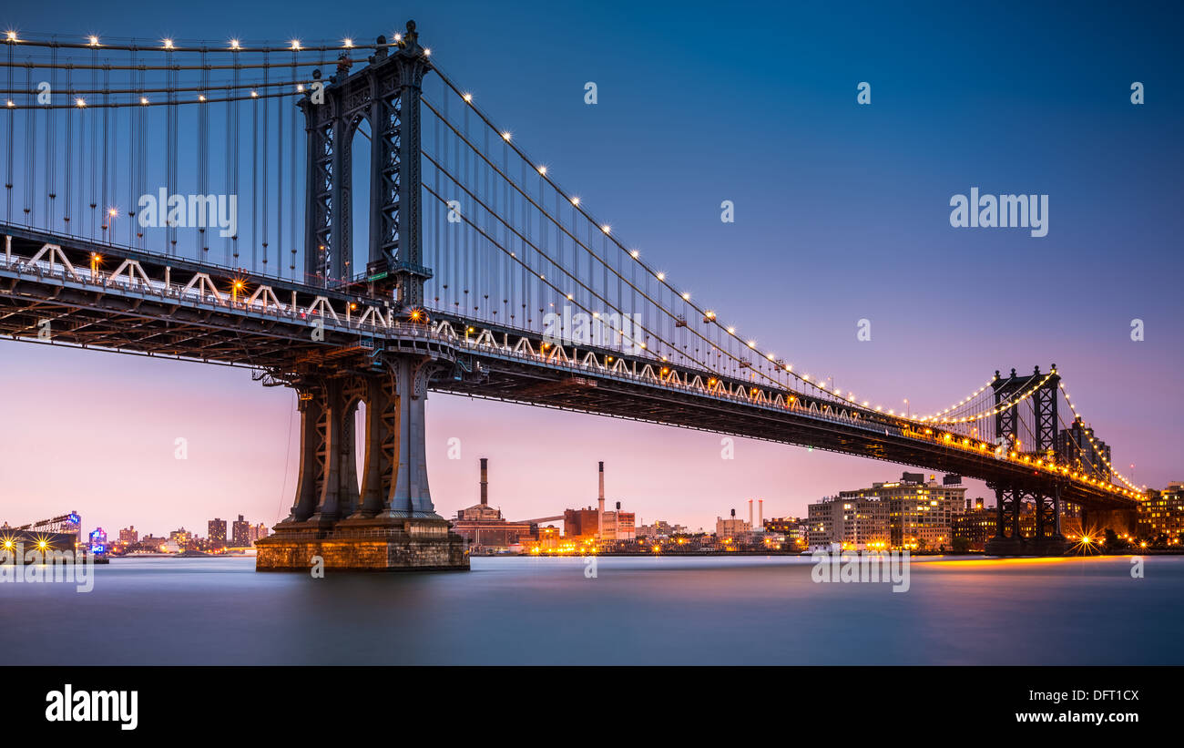 Manhattan Bridge in der Dämmerung Stockfoto