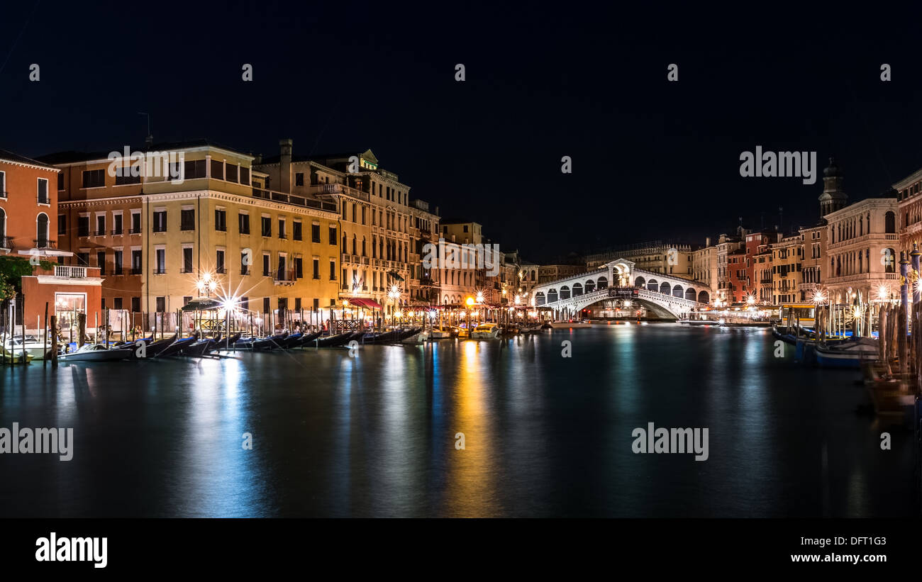 Blick auf den Canal Grande und der Rialto Brücke bei Nacht in Venedig, Italien. Stockfoto